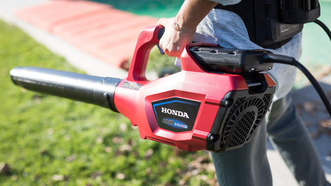 Närbild på Hondas batteridrivna lövblåsare.