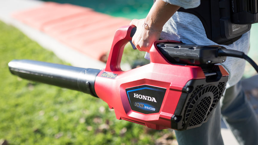 Närbild på Hondas batteridrivna lövblåsare.