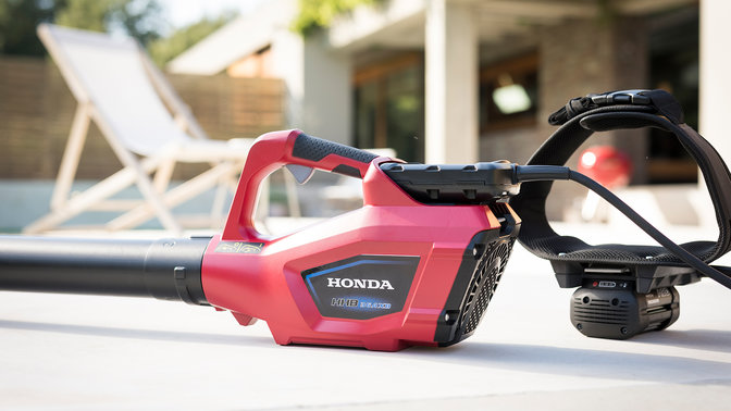 Vy från höger sida av Hondas batteridrivna lövblåsare.