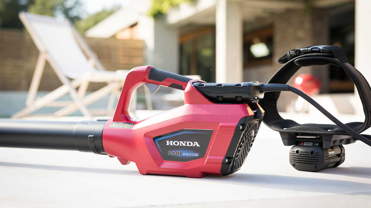 Vy från höger sida av Hondas batteridrivna lövblåsare.