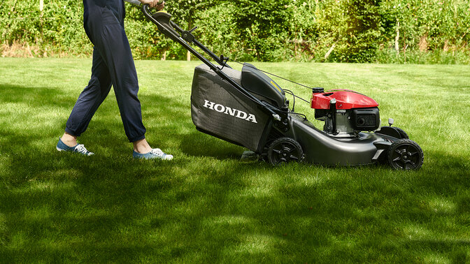  Sidovy av Honda HRN i en trädgård.