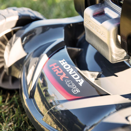Närbild från sidan av Honda HRX-logotypen.
