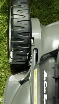Honda HRX-gräsklippare, närbild av framhjul med höjdinställning.