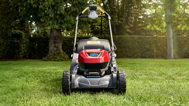 Framåtvänd batteridriven Honda HRX på gräsmattan.