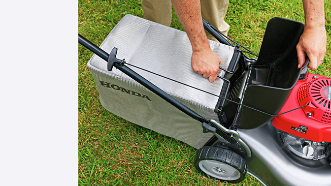 Honda IZY-gr&auml;sklippare, fr&aring;n h&ouml;ger, i tr&auml;dg&aring;rd.