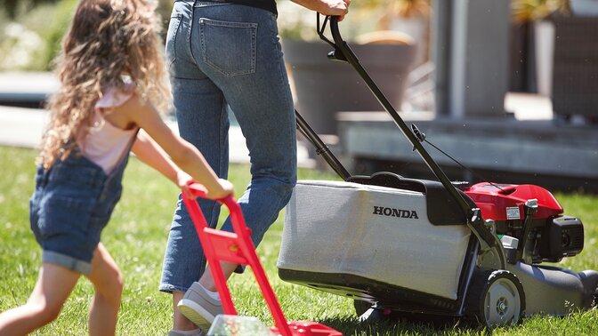 Honda IZI 3/4-bild med kvinna och barn