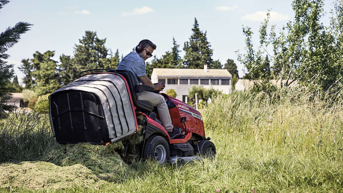 Trekvartsvy bakifrån av Honda mätsystem med modell som kör