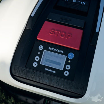 Närbild på Honda Miimos display och stoppknapp.