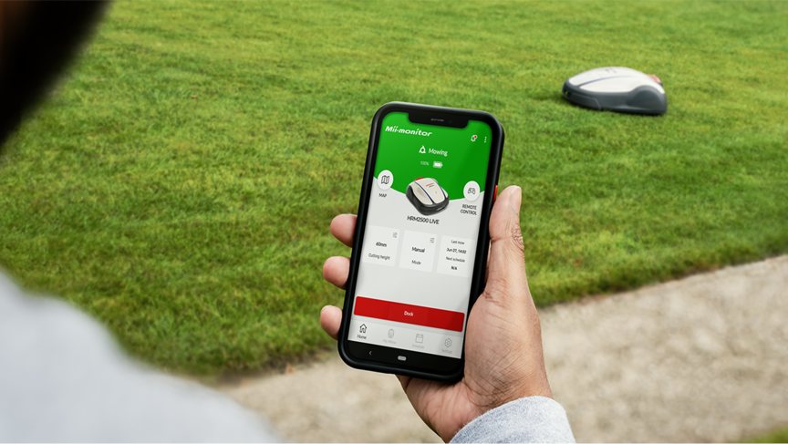 Person som håller en telefon och tittar på en app