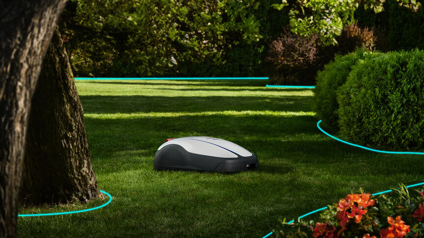 Person som håller en telefon och tittar på en app