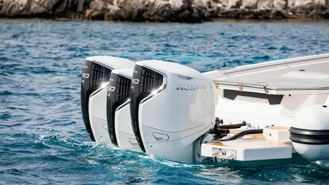 Närbild av BF350 på båten i havsmiljö.