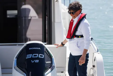 Närbild av BF350 på båten i havsmiljö.