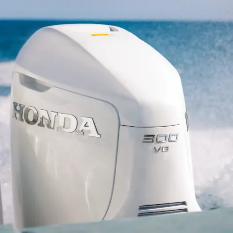 Närbild av BF350-motorer på baksidan av båten i havsmiljö.