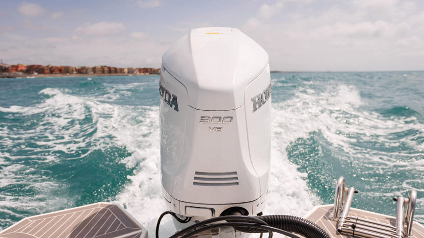 Närbild av båt med BF350-växellådedesign i havsmiljö.