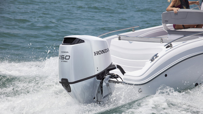 Båt med Honda-motor, använd av modell, kustmiljö.