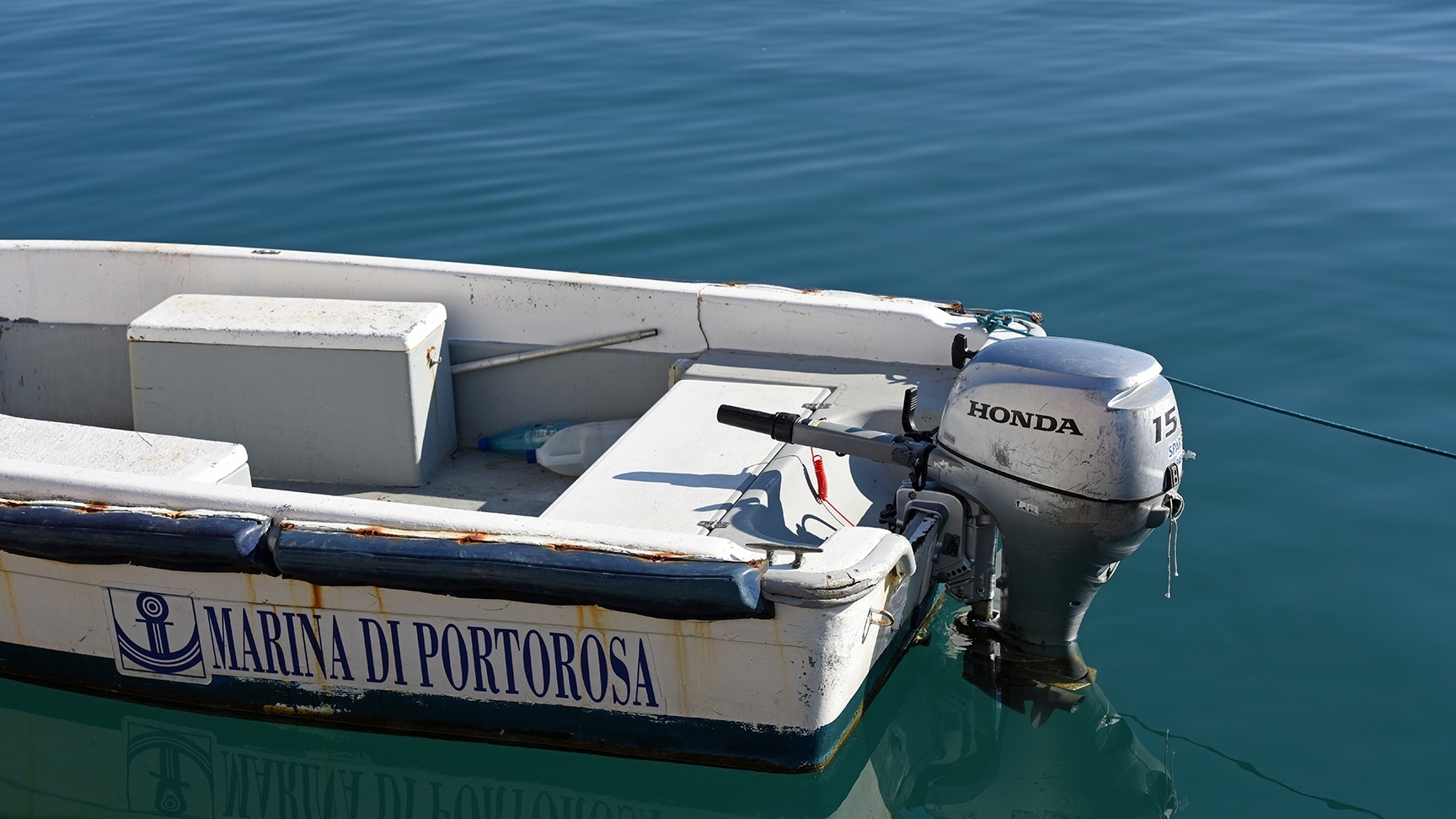 Honda BF15 motor på båt i vattnet.
