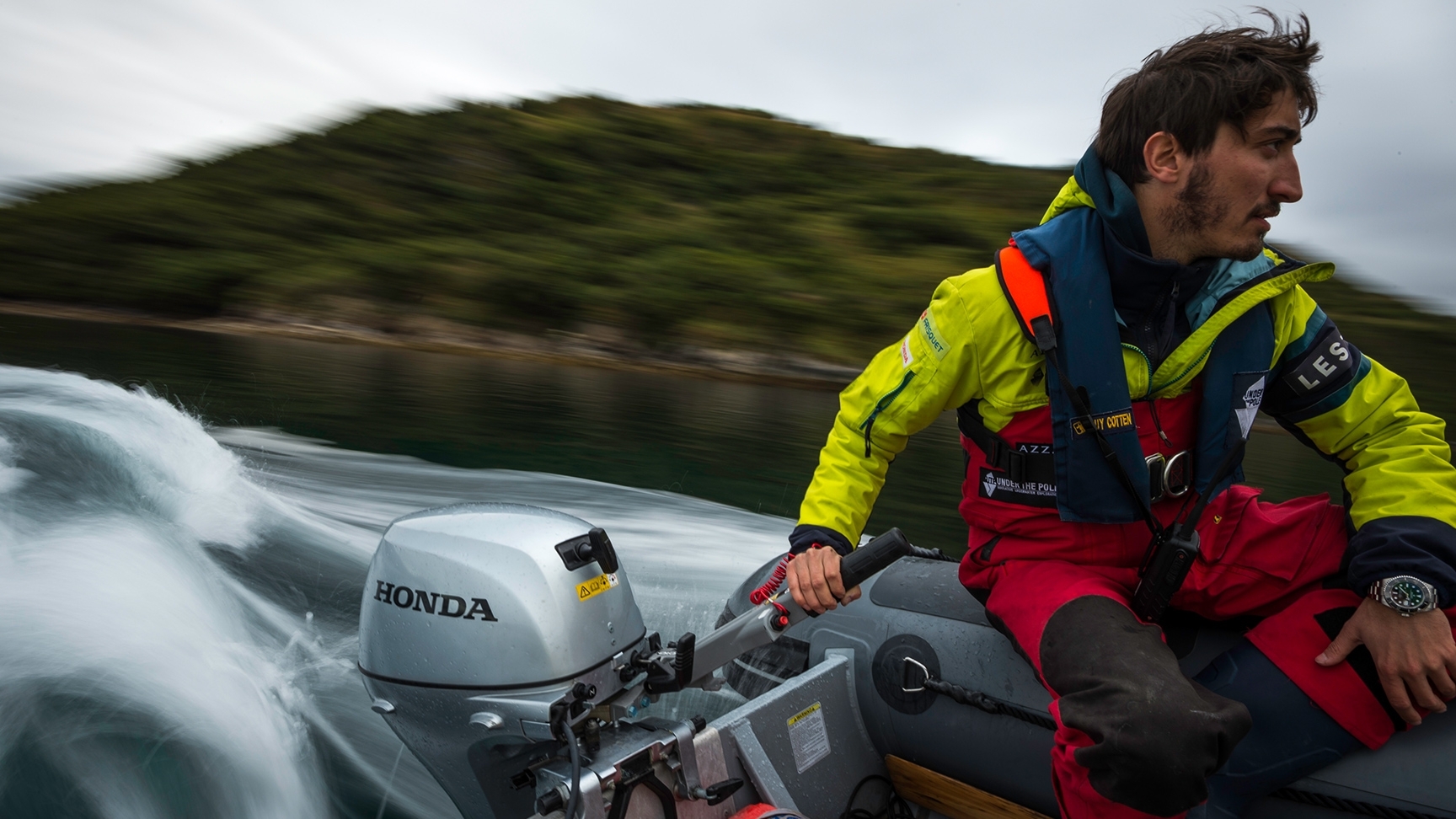 Man på en Honwave-båt med en Honda BF-motor.