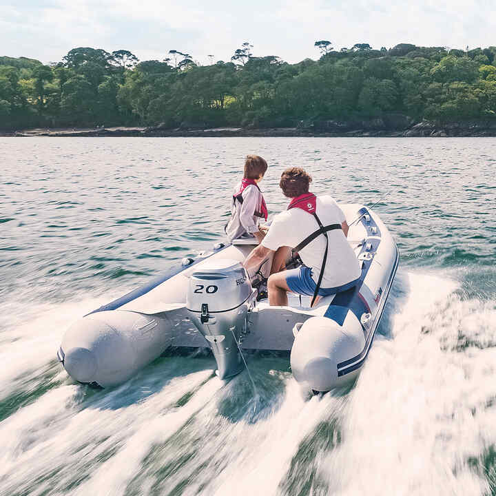 Närbild av BF15-20-motor i vattenmiljö, med dykare.