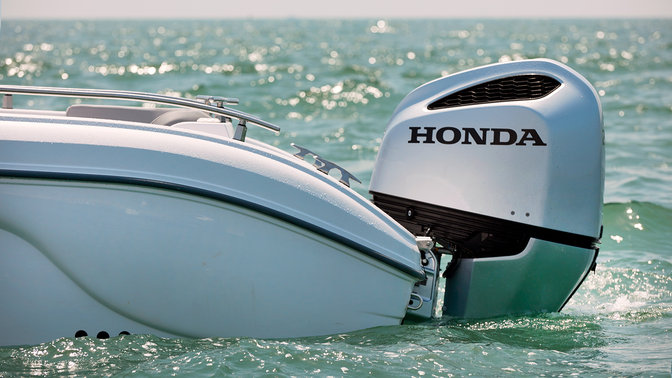 Båt sedd från sidan med Honda-båtmotor.