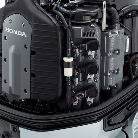 Närbild av Honda-båtmotor.