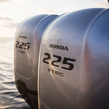 Närbild av två Honda BF225-båtmotorer.