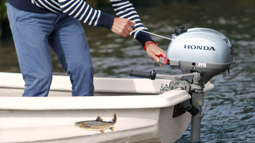 Närbild av Honda BF2.3-motor med gasreglage.