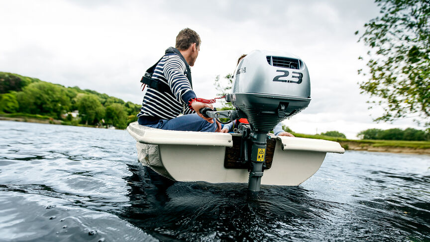 Närbild av Honda BF2.3-motor med gasreglage.