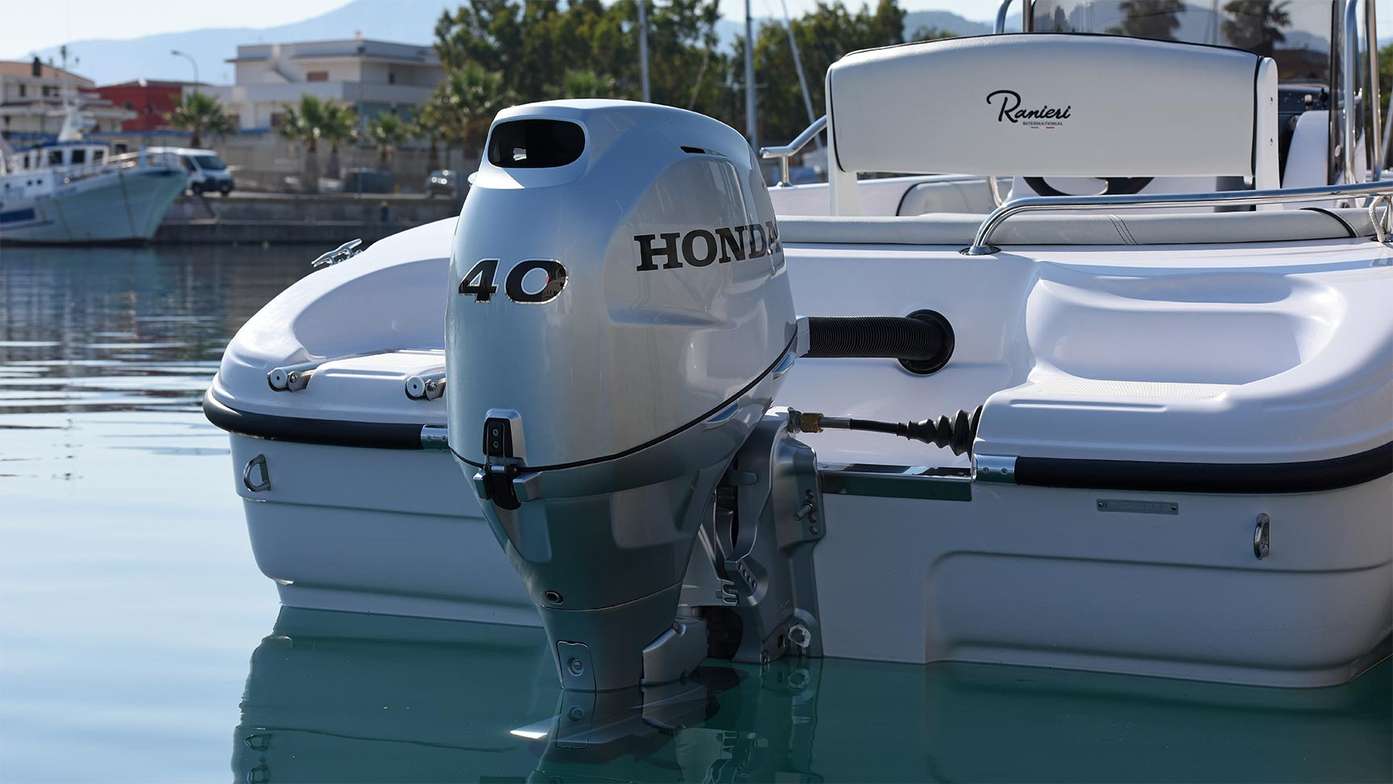 En lyxmotorbåt ligger för ankar med en Honda BF40-utombordsmotor