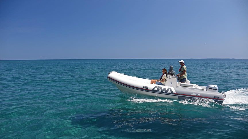 Ett par åker i en snabb gummibåt med en Honda BF50-utombordsmotor