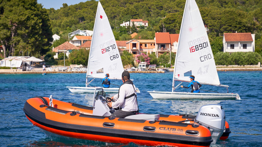 Man på en båt med en BF40-motor i kustläge. 