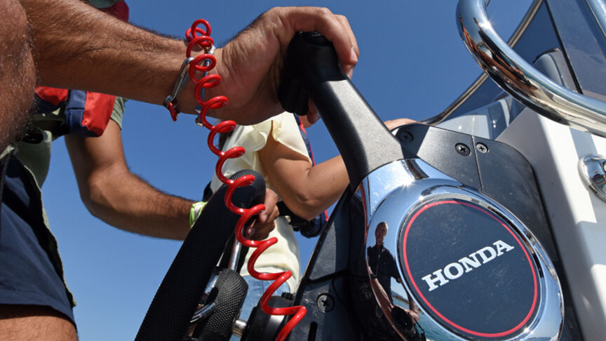 Man på en båt med en BF40-motor i kustläge. 