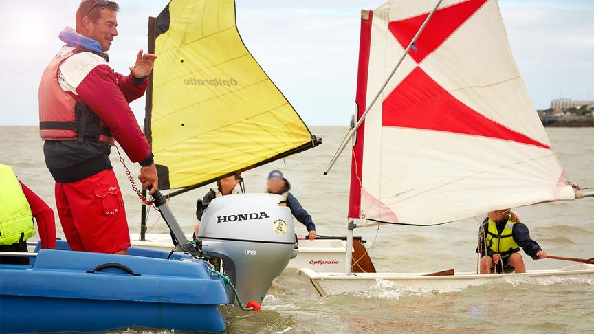 En grupp seglare använder en utombordsmotor från Honda