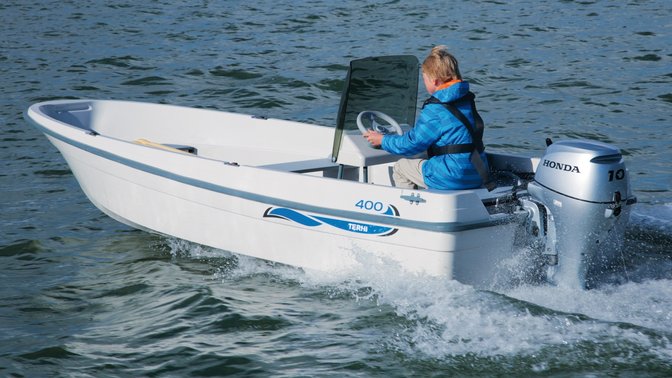 Båt med BF10-motor, använd av modell, kustmiljö.