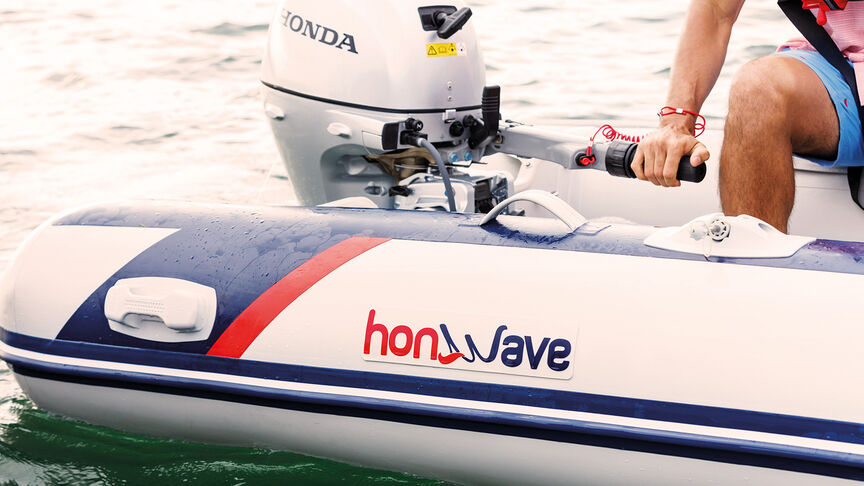 Modeller i båtar på havet, med BF10-motor.