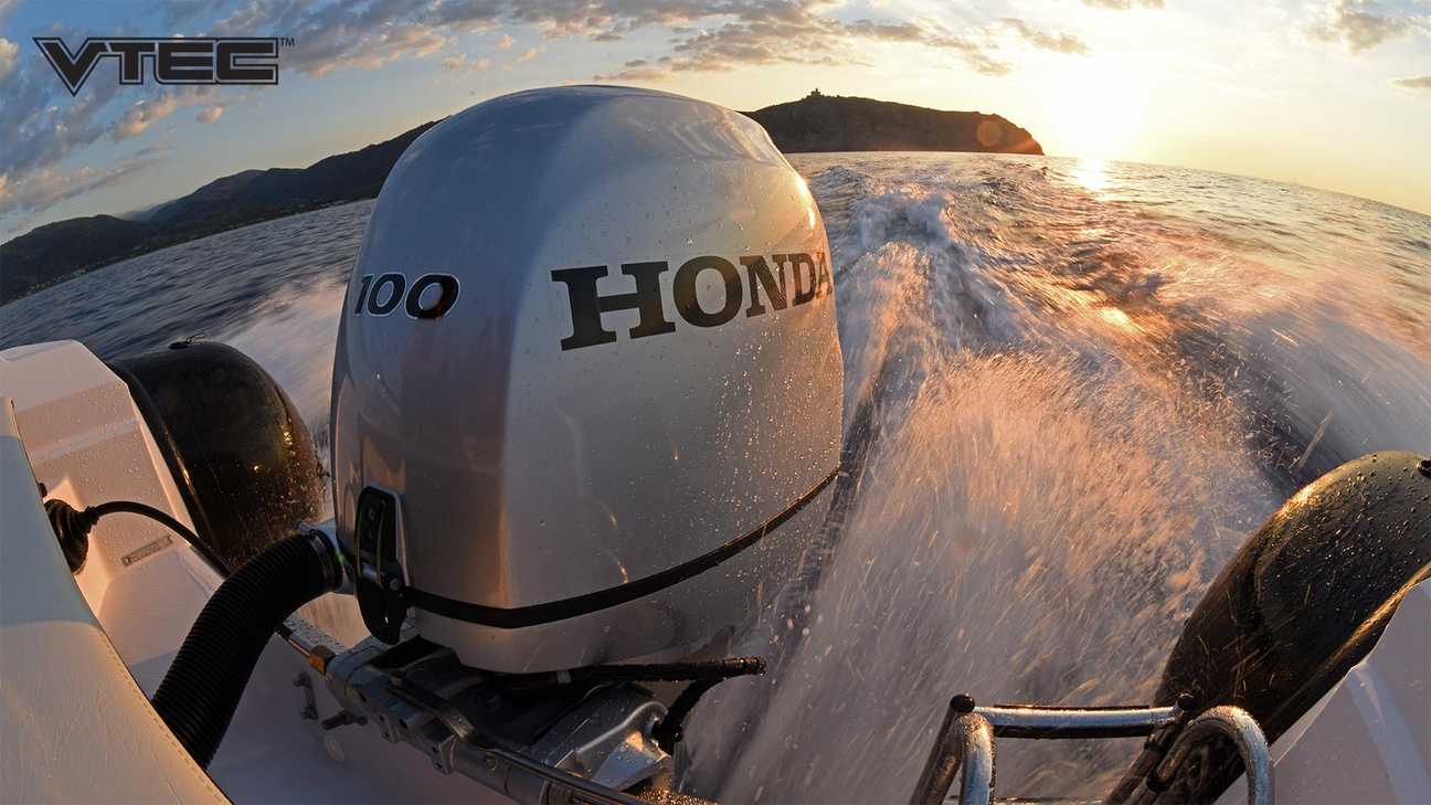 Vy bakifrån av motorbåt som glider fram i solnedgång, med fokus på en Honda BF100-utombordsmotor