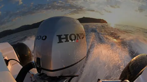 Närbild av BF80-100-motorn i havsmiljö.