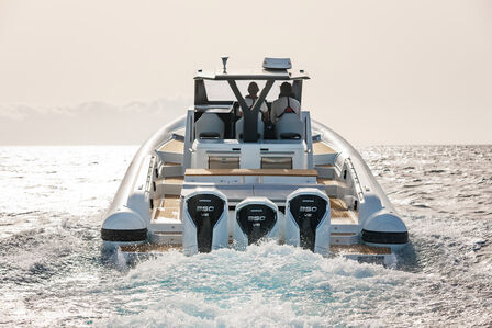 Serie av Honda b&aring;tmotorer. Trekvartsbild framifr&aring;n.