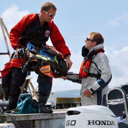 N&auml;rbild p&aring; Honda BF60-motor, k&ouml;rd av modeller.