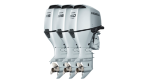 Trekvartsvy framifrån av BF115-, BF135- och BF150-motorerna.