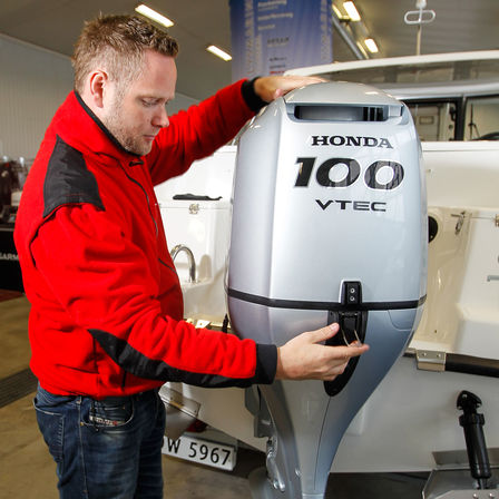 N&auml;rbild p&aring; BF100-motor anv&auml;nd av en modell.