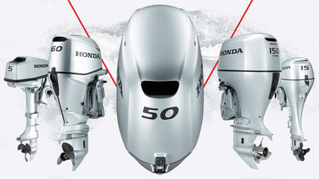 Serie av Honda båtmotorer. Trekvartsbild framifrån.