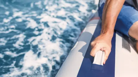 Närbild på båtmotor