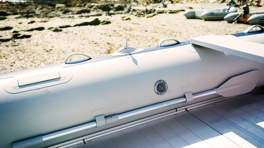 Vy ovanifrån av båten i vatten