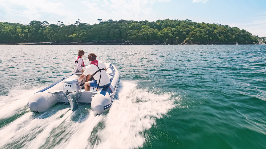 Vy ovanifrån av båten i vatten