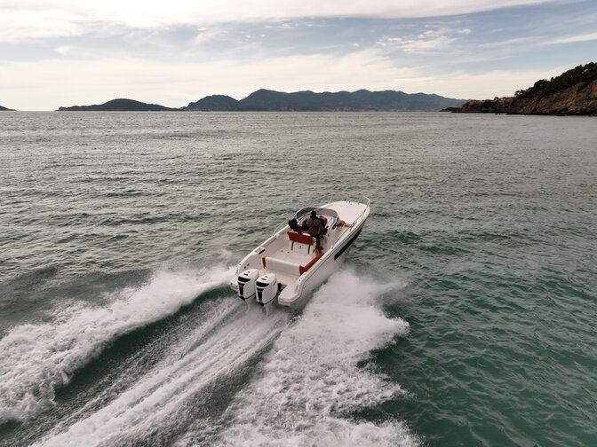 Flygfoto över båt som styr genom havet.