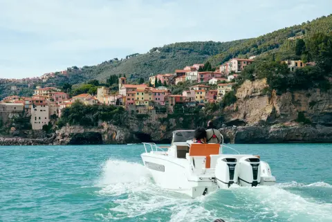 Aktervy av modeller med BF150 L4-motor i havsmiljö.