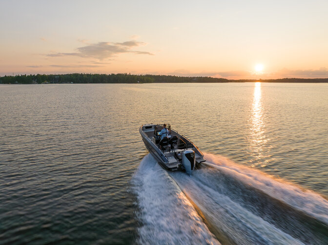 Flygfoto över båt som styr genom havet.