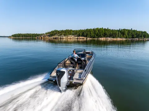 Aktervy av modeller med BF350-motor i havsmiljö.