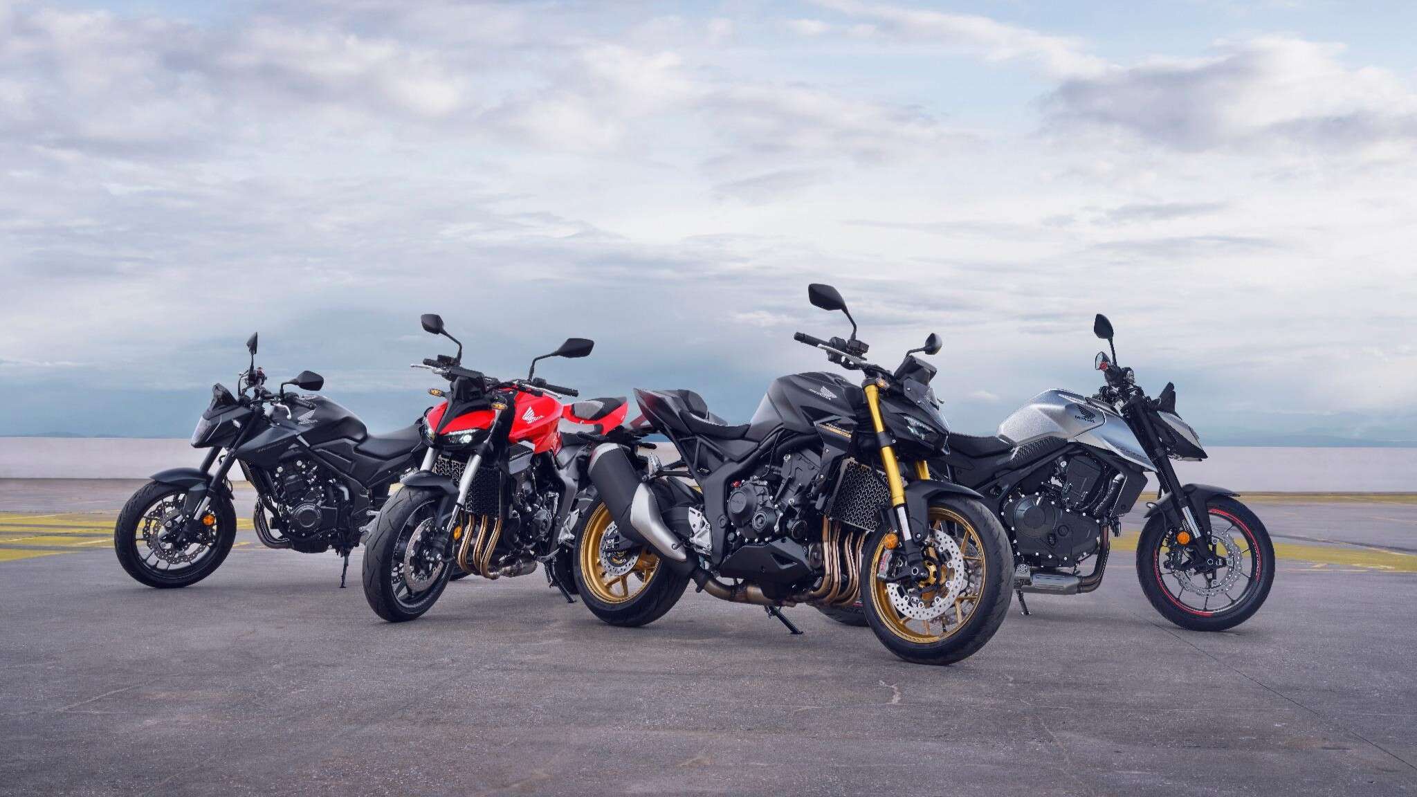 CB1100 motorcykel exteriör sidovy med ryttare
