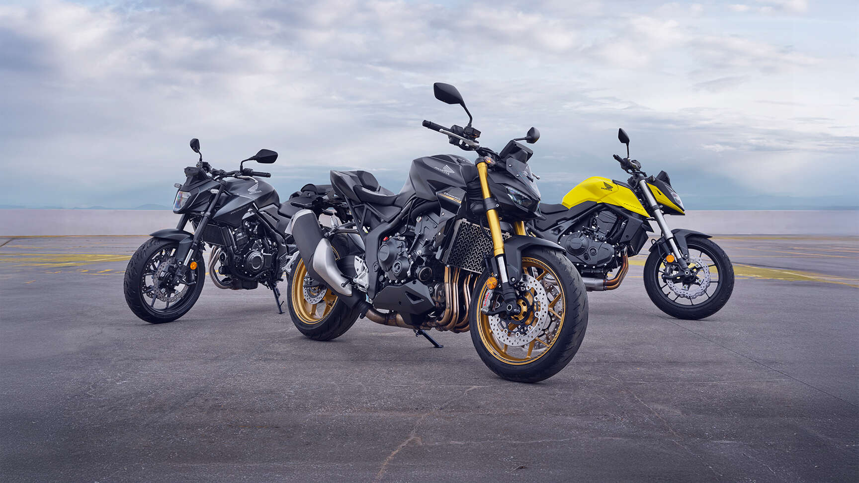 CB1100 motorcykel exteriör sidovy med ryttare